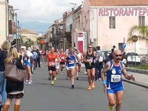 Atl. - Michele D'Errico (in primo piano) alla mezzamaratona di Riposto