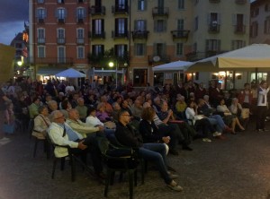 Il pubblico presente in Piazza Ranzoni