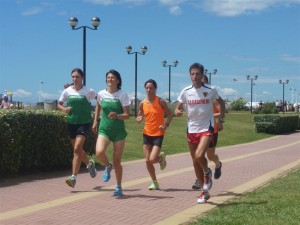 Bib_8b_gli atleti sulla pista ciclabile lungo la spiaggia di Bibione