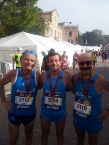 Atl. - Ignazio Abrignani, Antonio Pizzo e Michele D'Errico subito dopo aver tagliato il traguardo alla Maratona di Venezia