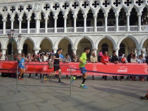 Atl. - Maratona di Venezia - fasi finali della gara - piazza San Marco (Copia)