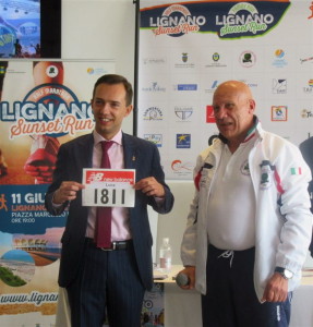 Lignano Sunset_b_La consegna del pettorale al sindaco Fanotto