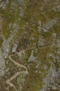 Un momento dell'ultramaratona intorno alla Valle d'Aosta. L'itinerario della gara ripercorre le alte vie della Valle d'Aosta numero 1 e 2, per un totale di 330 chilometri con un dislivello positivo di 24.000 metri. L'evento sportivo è seguito da un migliaio di volontari e da decine di operatori fra guide alpine, elicotteristi, personale medico, infermieri, fisioterapisti e cuochi. ANSA